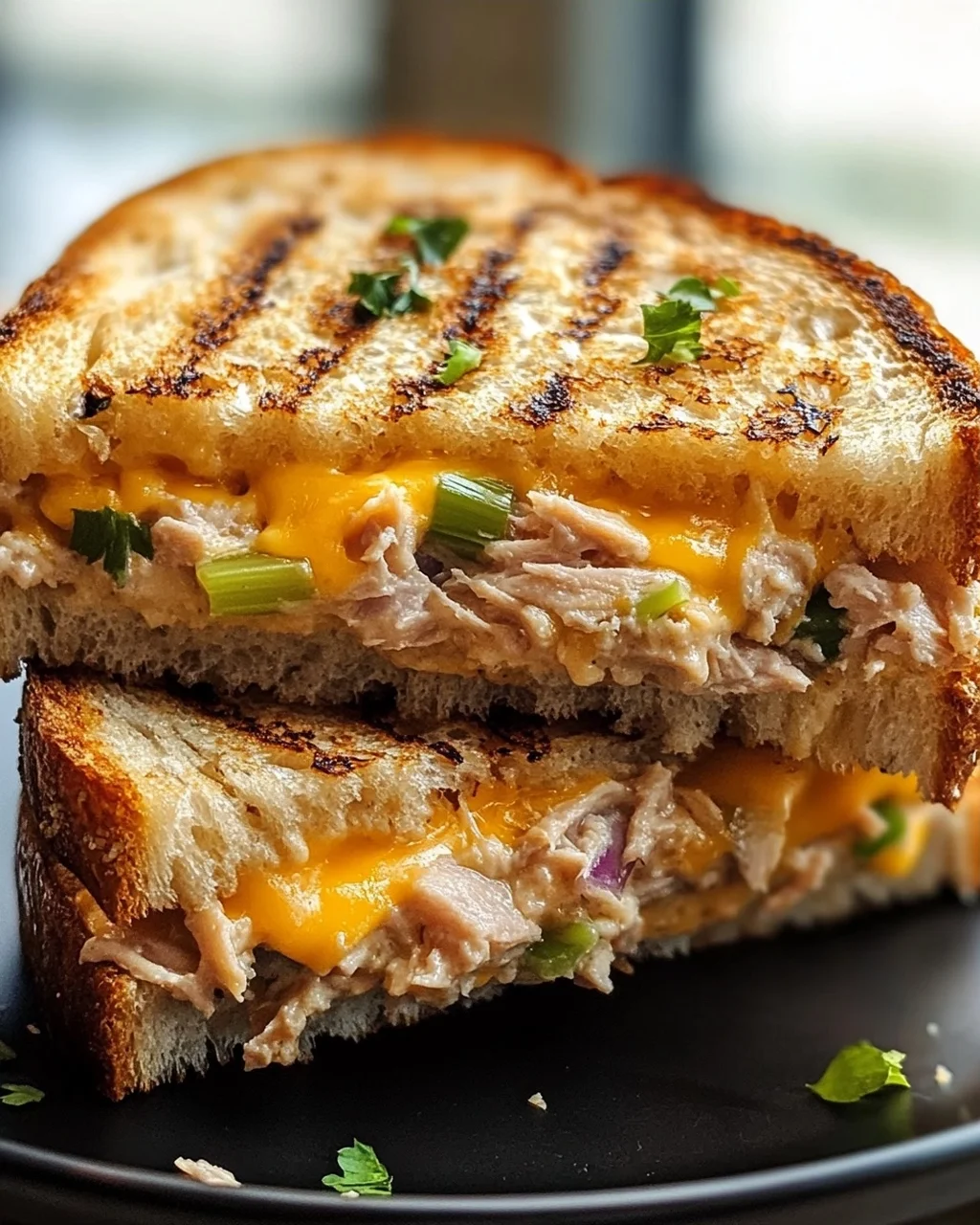 Crunchy Tuna Melt Panini mit Cheddar: Blitzrezept für Genießer