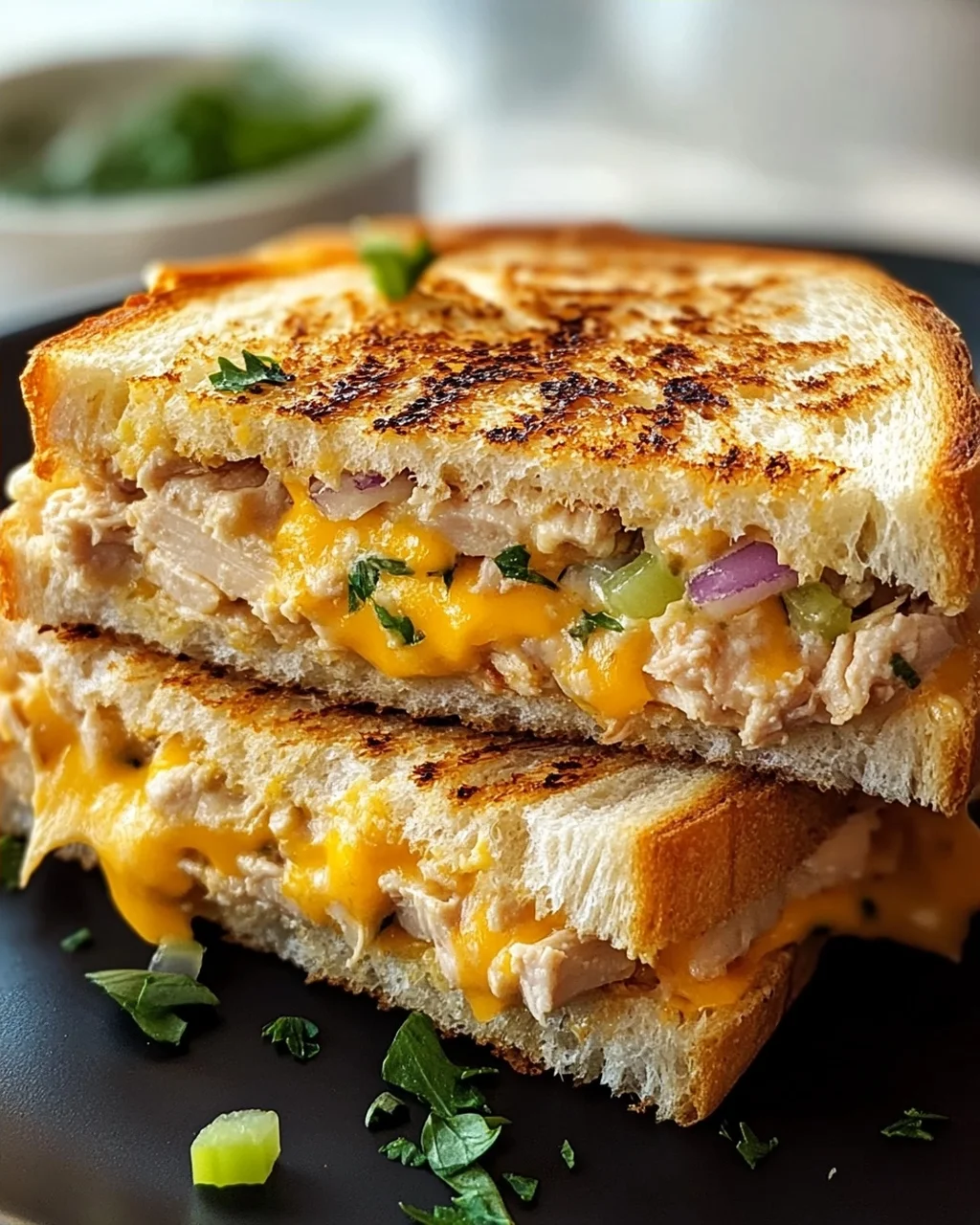 Crunchy Tuna Melt Panini mit Cheddar: Blitzrezept für Genießer