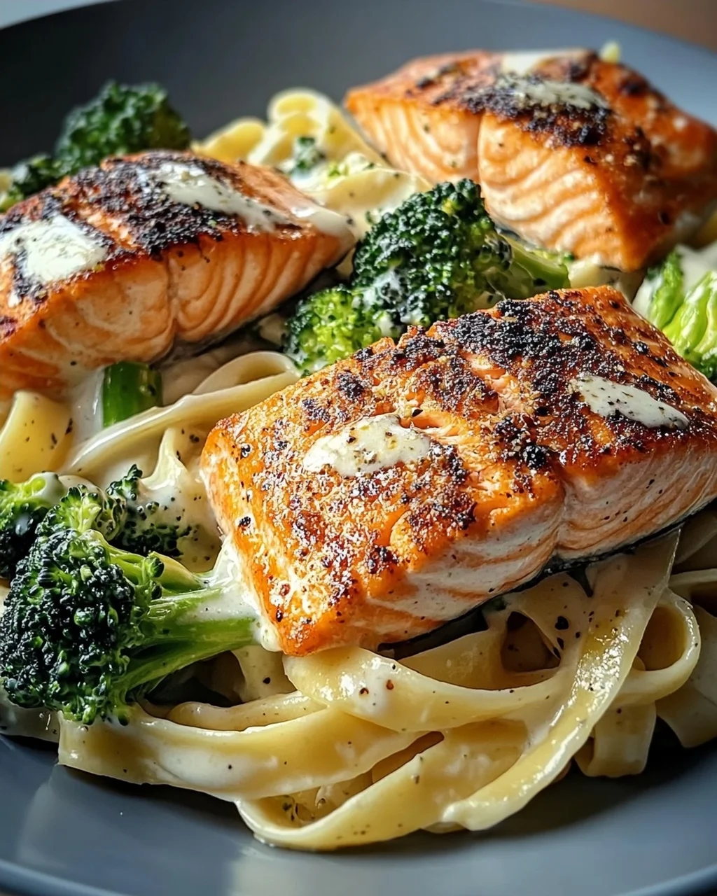 Gebratener Lachs und Brokkoli Alfredo