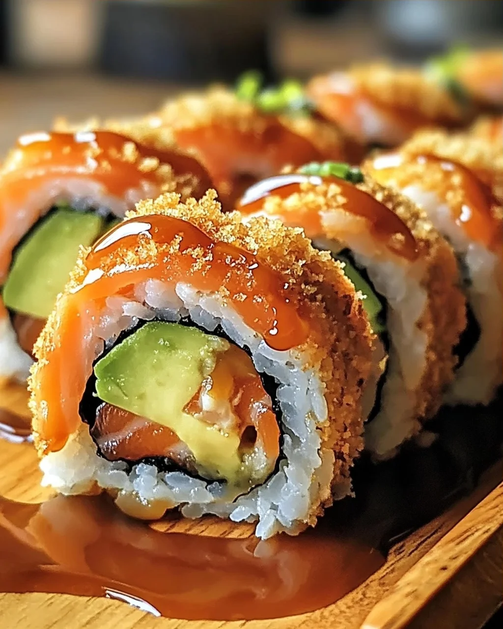 Knusprige frittierte Lachs- und Avocado-Rollen genießen