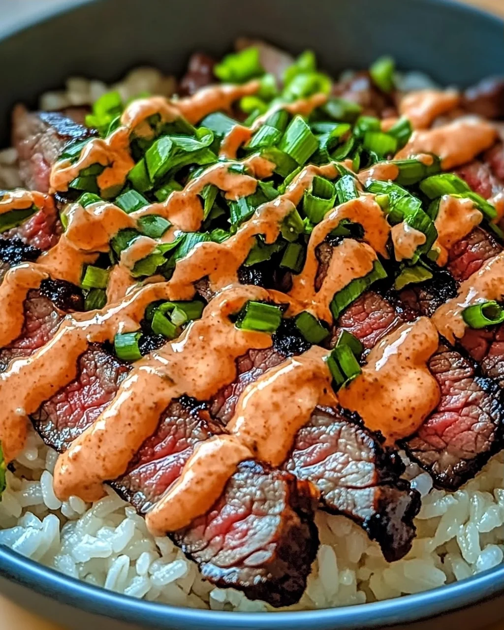 Koreanisches BBQ Steak Reis Schalen mit scharfer Sauce