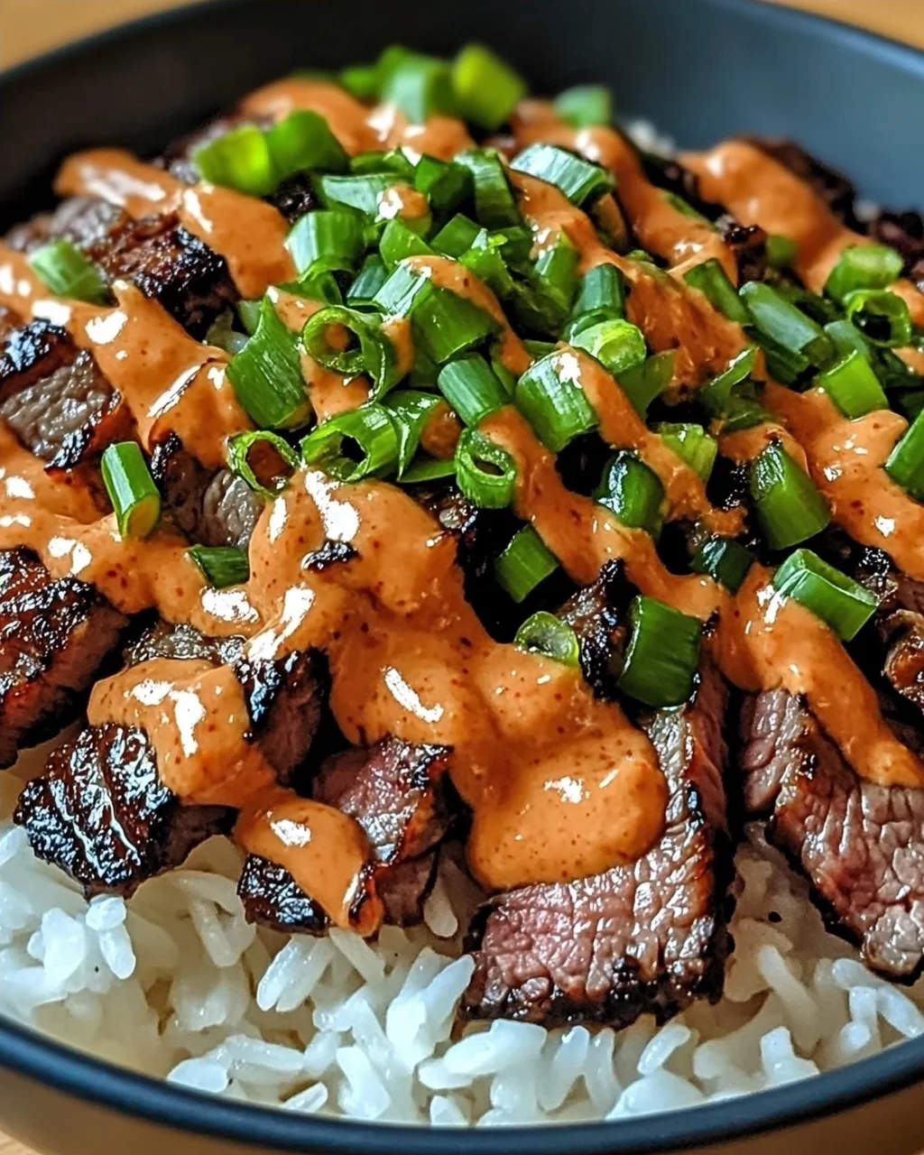 Koreanisches BBQ Steak Reis Schalen mit scharfer Sauce
